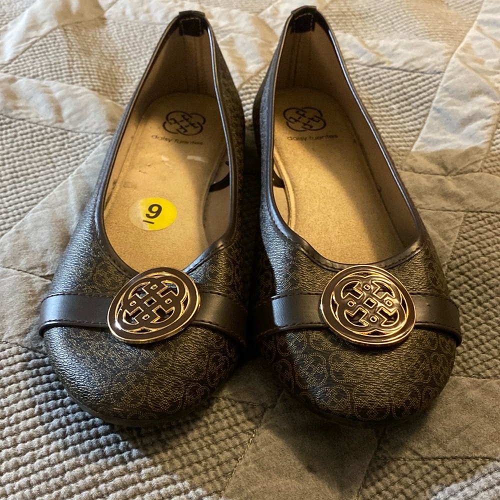 Daisy Fuentes Leather Brown Flats